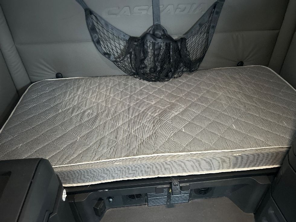 Sleeper Tractor-Heavy Duty Tractors-Freightliner-2020-T12664ST-Windsor-WI-541,576\n\t\tmiles-$ 54,250 - Image 17