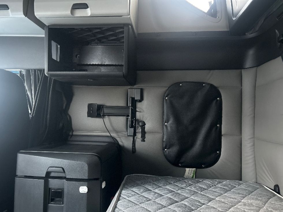 Sleeper Tractor-Heavy Duty Tractors-Freightliner-2020-T12664ST-Windsor-WI-541,576\n\t\tmiles-$ 54,250 - Image 19