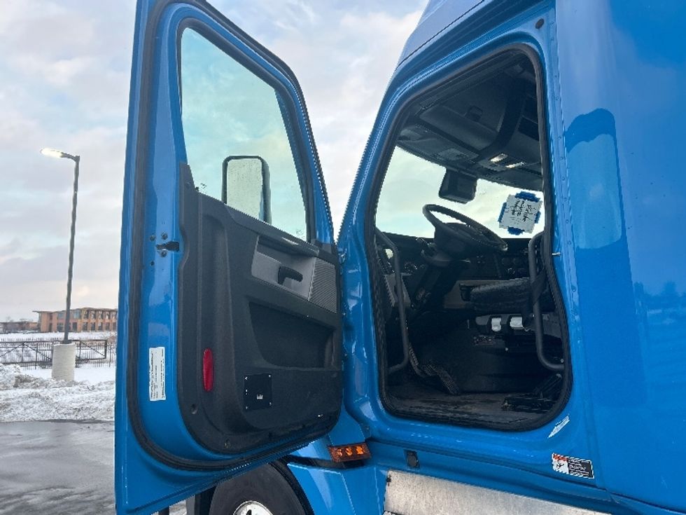 Sleeper Tractor-Heavy Duty Tractors-Freightliner-2020-T12664ST-Windsor-WI-541,576\n\t\tmiles-$ 54,250 - Image 9