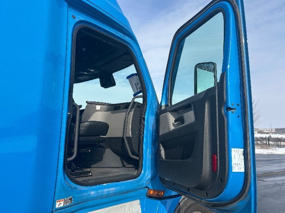 Sleeper Tractor-Heavy Duty Tractors-Freightliner-2020-T12664ST-Windsor-WI-594,463\n\t\tmiles-$ 50,750 - Image 13