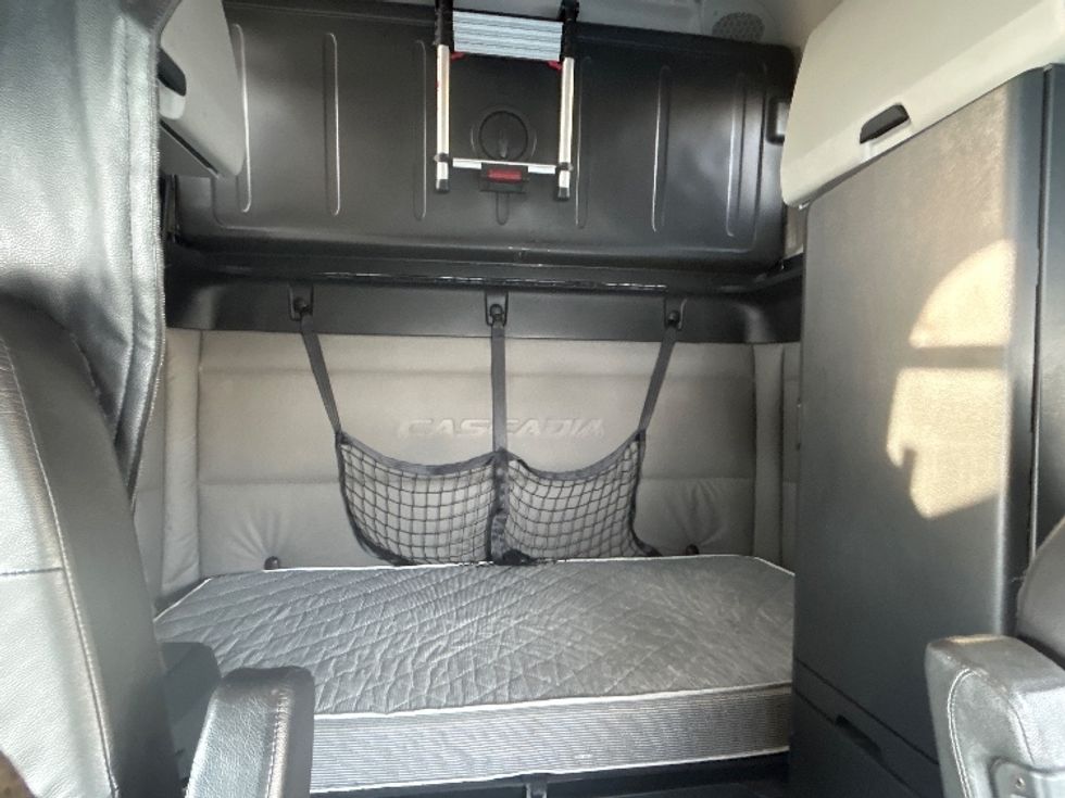 Sleeper Tractor-Heavy Duty Tractors-Freightliner-2020-T12664ST-Windsor-WI-594,463\n\t\tmiles-$ 50,750 - Image 16