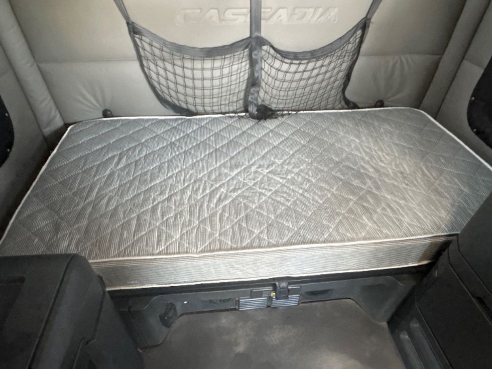 Sleeper Tractor-Heavy Duty Tractors-Freightliner-2020-T12664ST-Windsor-WI-594,463\n\t\tmiles-$ 50,750 - Image 17