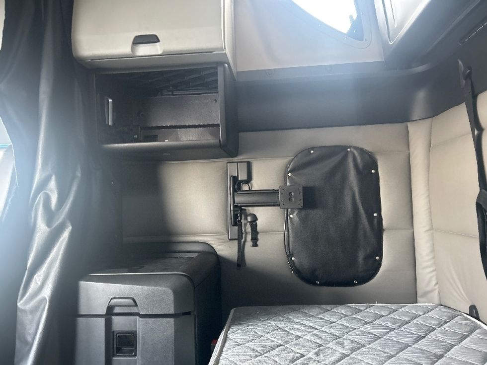 Sleeper Tractor-Heavy Duty Tractors-Freightliner-2020-T12664ST-Windsor-WI-594,463\n\t\tmiles-$ 50,750 - Image 19