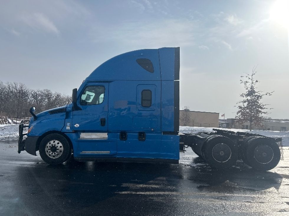 Sleeper Tractor-Heavy Duty Tractors-Freightliner-2020-T12664ST-Windsor-WI-594,463\n\t\tmiles-$ 50,750 - Image 4