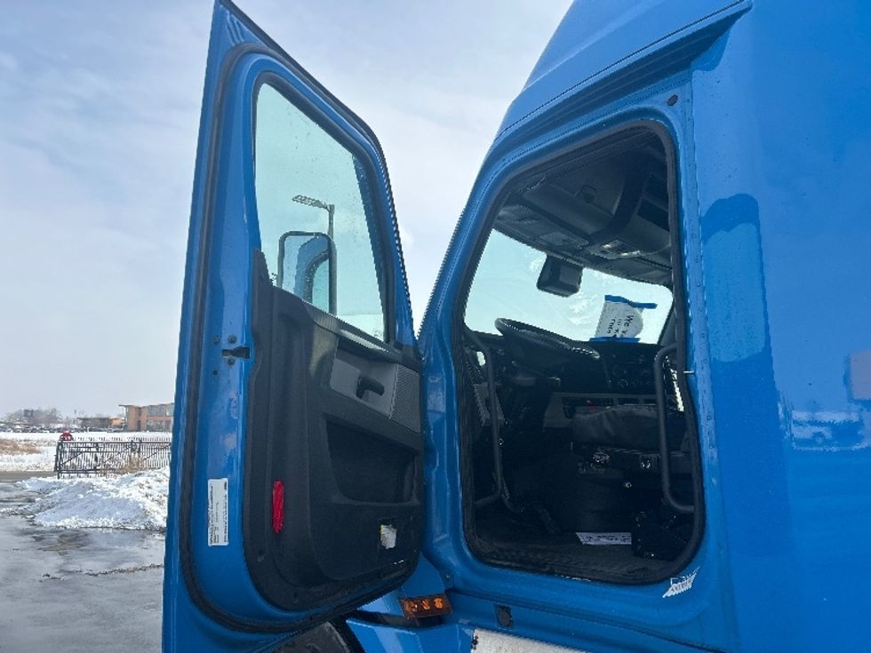 Sleeper Tractor-Heavy Duty Tractors-Freightliner-2020-T12664ST-Windsor-WI-594,463\n\t\tmiles-$ 50,750 - Image 9