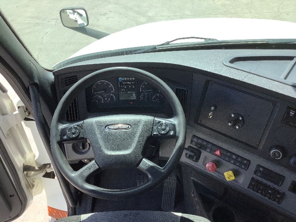 Sleeper Tractor-Heavy Duty Tractors-Freightliner-2020-T12664ST-Winnipeg-MB-824,506\n\t\tkm-$ 85,250 - Image 11