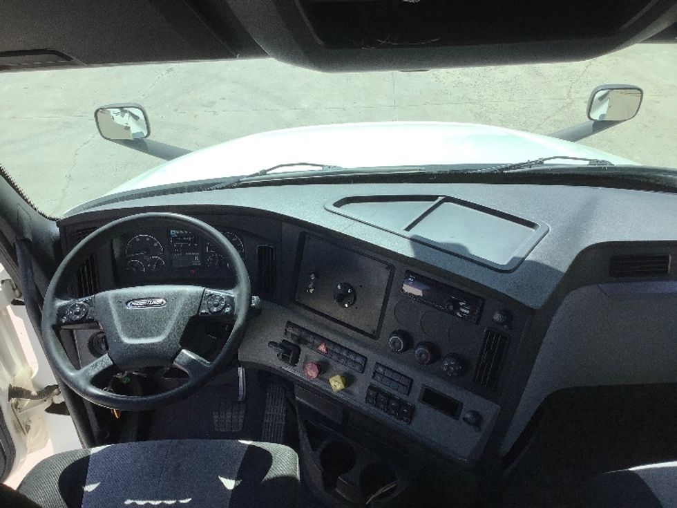 Sleeper Tractor-Heavy Duty Tractors-Freightliner-2020-T12664ST-Winnipeg-MB-824,506\n\t\tkm-$ 85,250 - Image 12