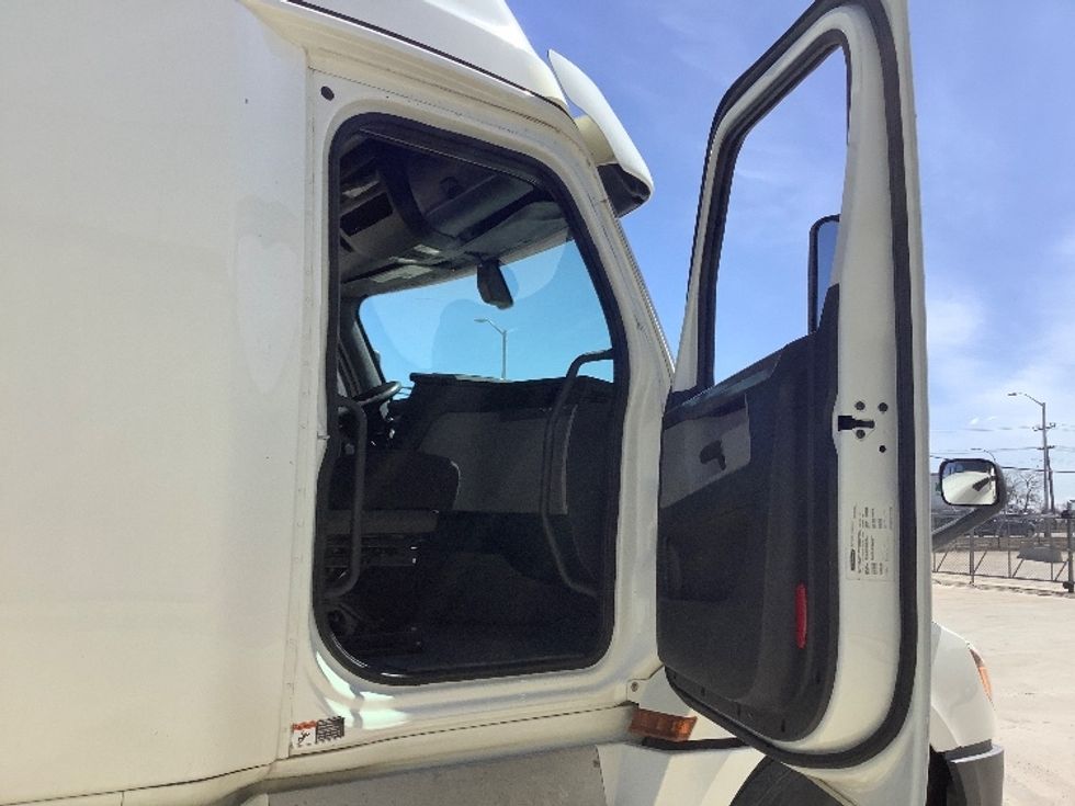 Sleeper Tractor-Heavy Duty Tractors-Freightliner-2020-T12664ST-Winnipeg-MB-824,506\n\t\tkm-$ 85,250 - Image 13