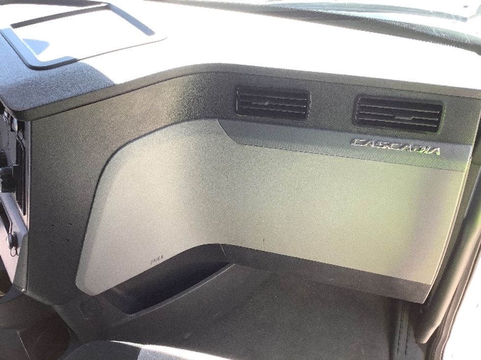 Sleeper Tractor-Heavy Duty Tractors-Freightliner-2020-T12664ST-Winnipeg-MB-824,506\n\t\tkm-$ 85,250 - Image 14