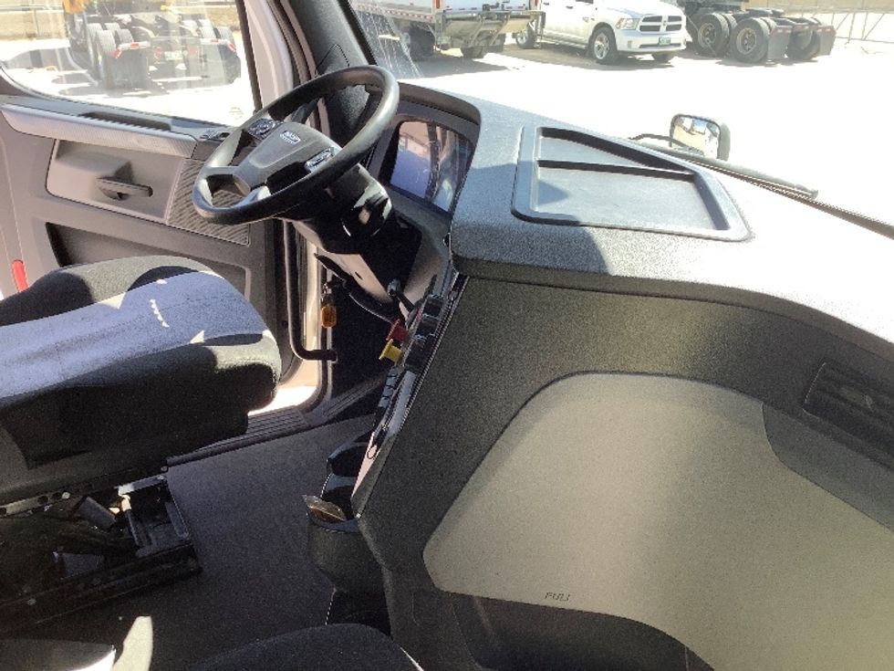 Sleeper Tractor-Heavy Duty Tractors-Freightliner-2020-T12664ST-Winnipeg-MB-824,506\n\t\tkm-$ 85,250 - Image 15