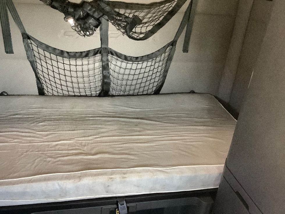 Sleeper Tractor-Heavy Duty Tractors-Freightliner-2020-T12664ST-Winnipeg-MB-824,506\n\t\tkm-$ 85,250 - Image 17