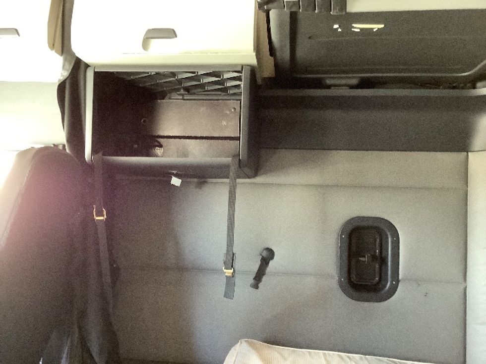 Sleeper Tractor-Heavy Duty Tractors-Freightliner-2020-T12664ST-Winnipeg-MB-824,506\n\t\tkm-$ 85,250 - Image 19