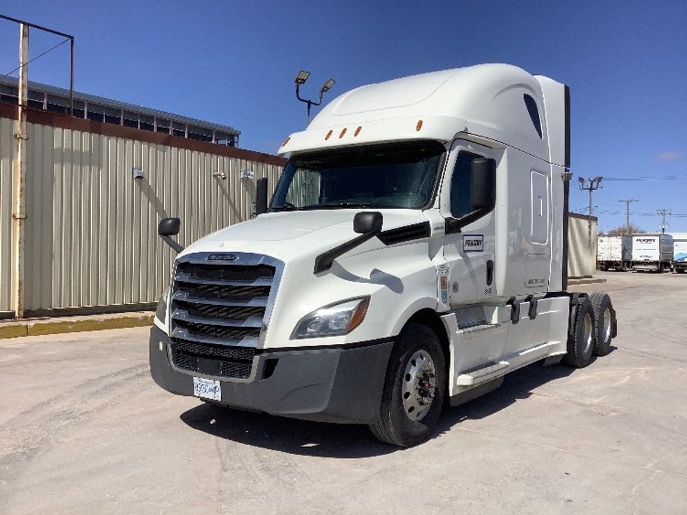 Sleeper Tractor-Heavy Duty Tractors-Freightliner-2020-T12664ST-Winnipeg-MB-824,506\n\t\tkm-$ 85,250 - Image 3