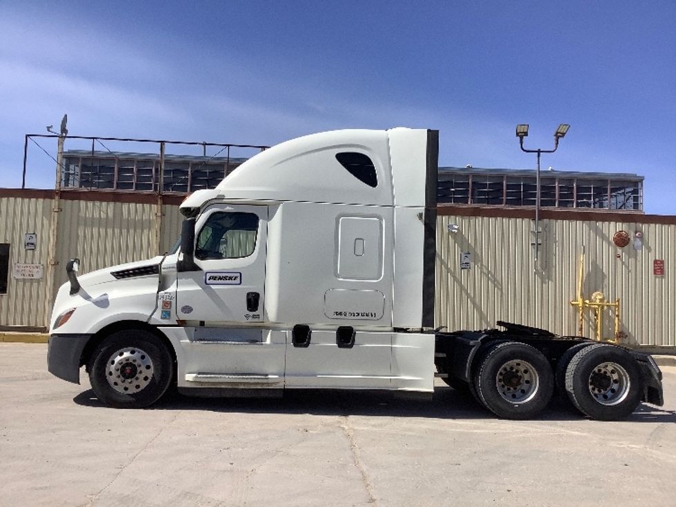 Sleeper Tractor-Heavy Duty Tractors-Freightliner-2020-T12664ST-Winnipeg-MB-824,506\n\t\tkm-$ 85,250 - Image 4
