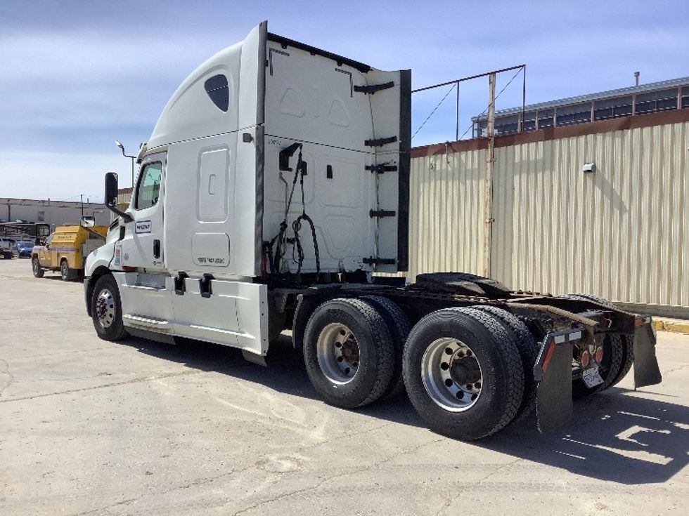Sleeper Tractor-Heavy Duty Tractors-Freightliner-2020-T12664ST-Winnipeg-MB-824,506\n\t\tkm-$ 85,250 - Image 5