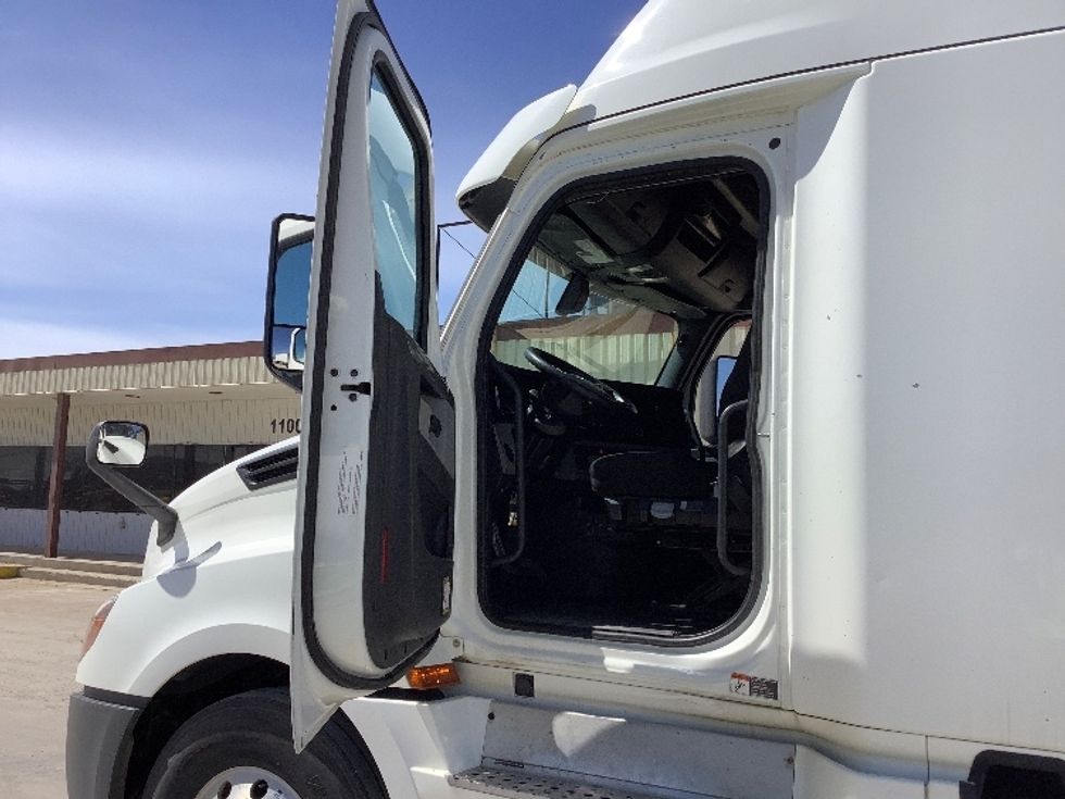 Sleeper Tractor-Heavy Duty Tractors-Freightliner-2020-T12664ST-Winnipeg-MB-824,506\n\t\tkm-$ 85,250 - Image 9