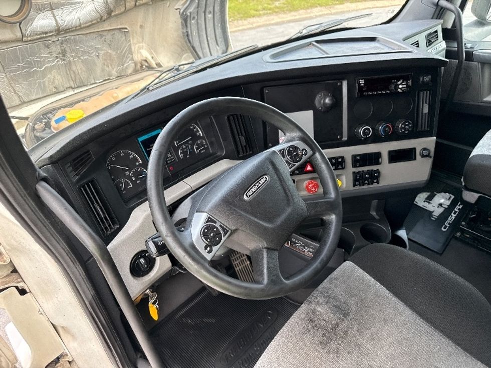Sleeper Tractor-Heavy Duty Tractors-Freightliner-2020-T12664ST-York-PA-592,038\n\t\tmiles-$ 54,250 - Image 10