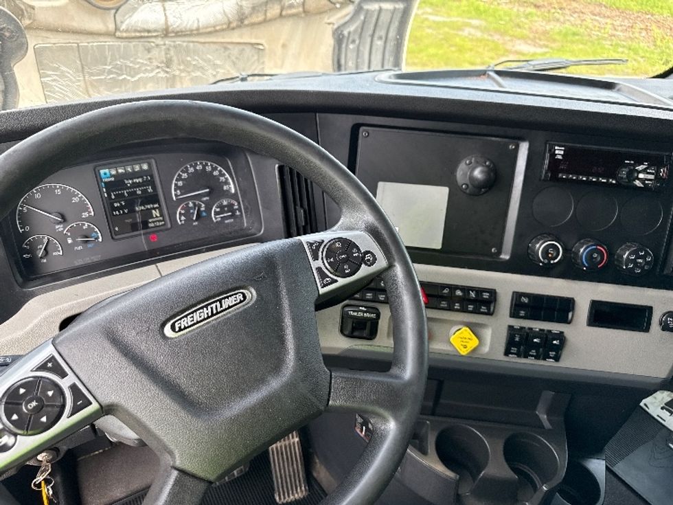 Sleeper Tractor-Heavy Duty Tractors-Freightliner-2020-T12664ST-York-PA-592,038\n\t\tmiles-$ 54,250 - Image 11