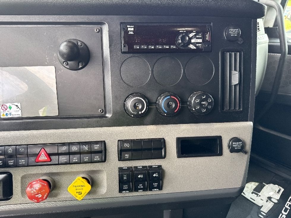 Sleeper Tractor-Heavy Duty Tractors-Freightliner-2020-T12664ST-York-PA-592,038\n\t\tmiles-$ 54,250 - Image 12