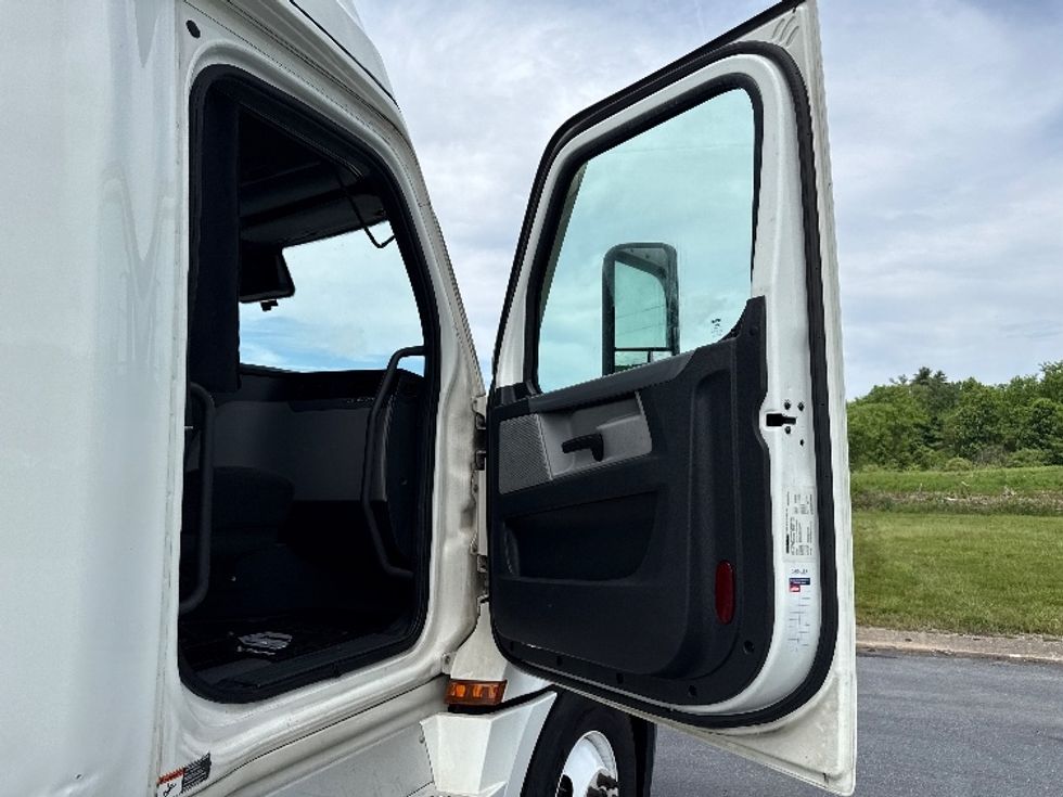 Sleeper Tractor-Heavy Duty Tractors-Freightliner-2020-T12664ST-York-PA-592,038\n\t\tmiles-$ 54,250 - Image 13