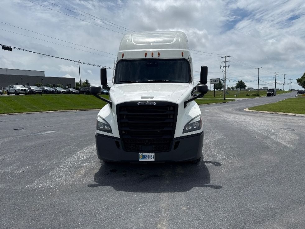 Sleeper Tractor-Heavy Duty Tractors-Freightliner-2020-T12664ST-York-PA-592,038\n\t\tmiles-$ 54,250 - Image 2