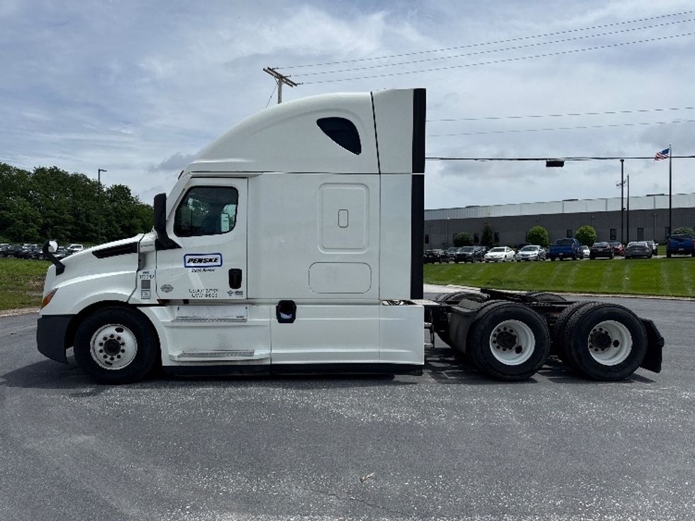 Sleeper Tractor-Heavy Duty Tractors-Freightliner-2020-T12664ST-York-PA-592,038\n\t\tmiles-$ 54,250 - Image 4