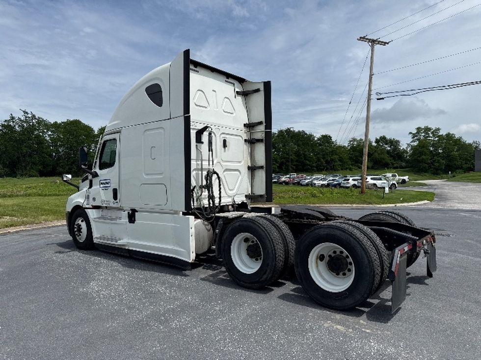 Sleeper Tractor-Heavy Duty Tractors-Freightliner-2020-T12664ST-York-PA-592,038\n\t\tmiles-$ 54,250 - Image 5