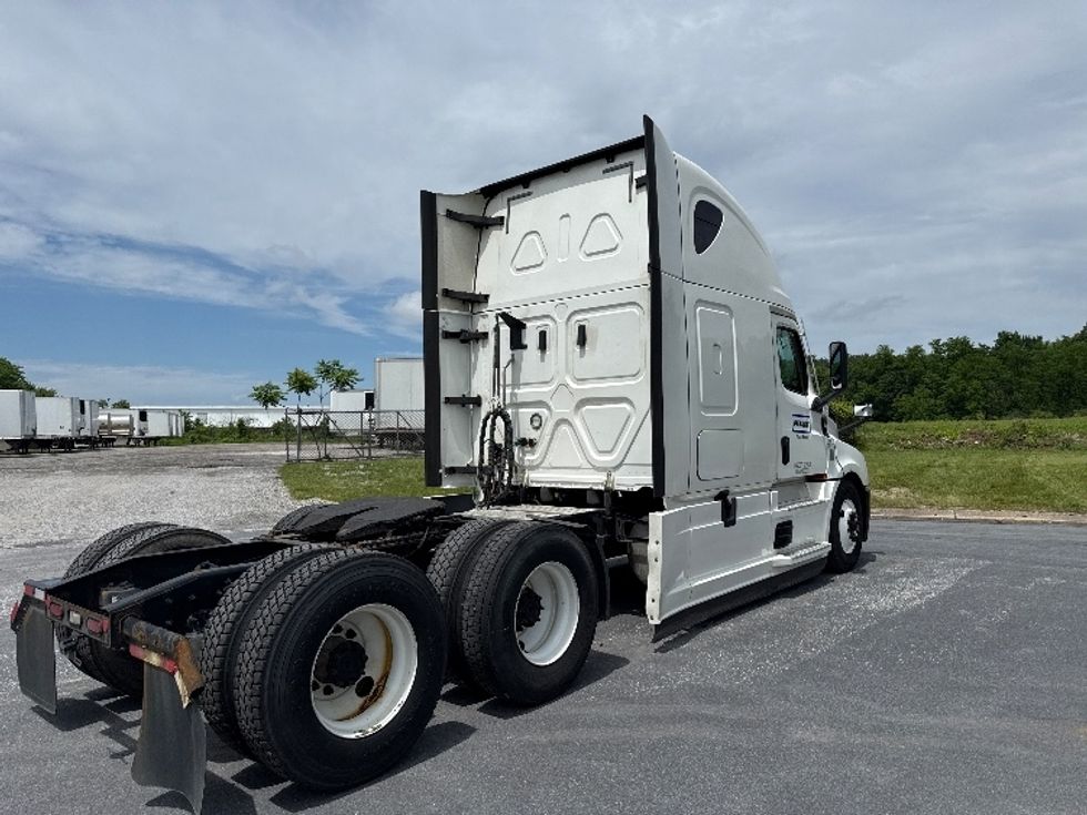 Sleeper Tractor-Heavy Duty Tractors-Freightliner-2020-T12664ST-York-PA-592,038\n\t\tmiles-$ 54,250 - Image 7