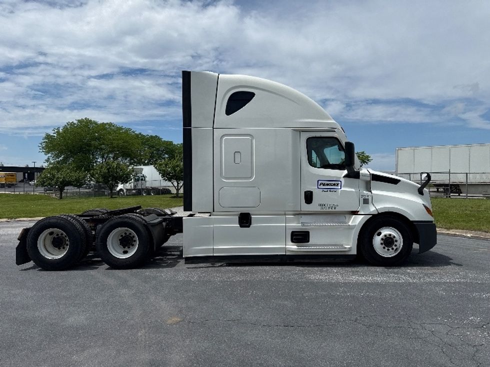 Sleeper Tractor-Heavy Duty Tractors-Freightliner-2020-T12664ST-York-PA-592,038\n\t\tmiles-$ 54,250 - Image 8