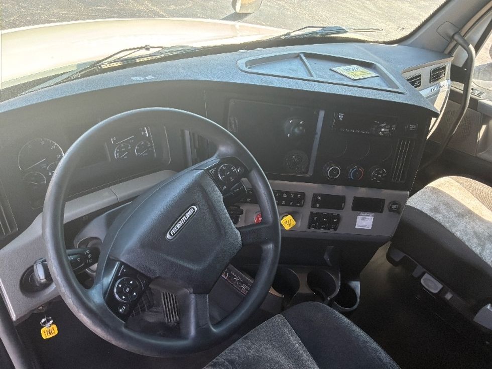 Sleeper Tractor-Heavy Duty Tractors-Freightliner-2020-T12664ST-York-PA-612,057\n\t\tmiles-$ 54,250 - Image 11