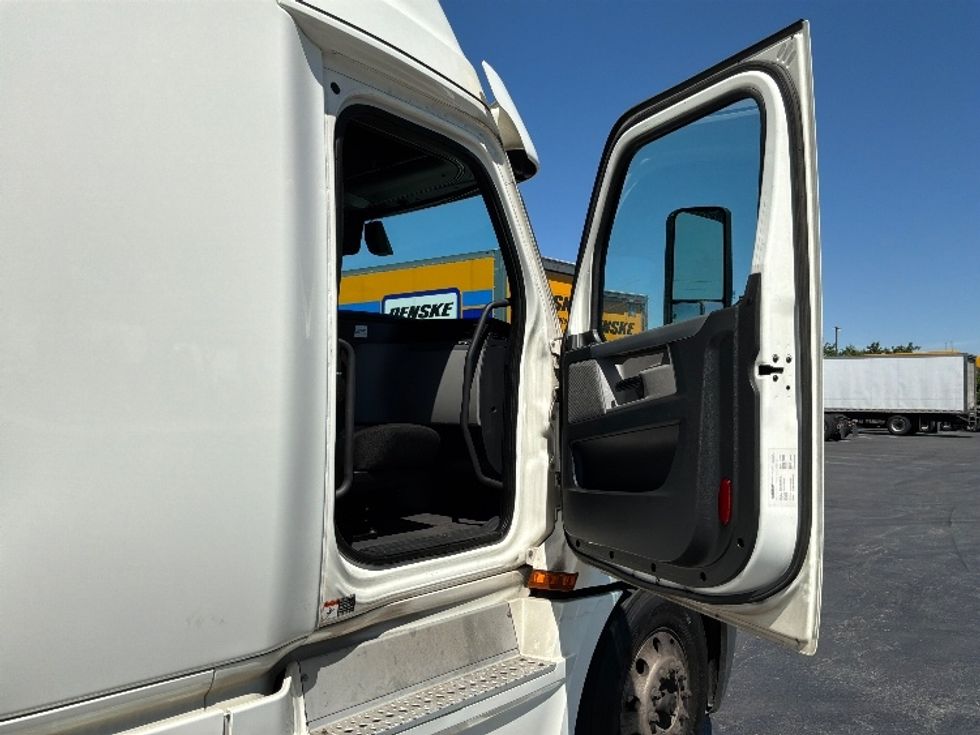 Sleeper Tractor-Heavy Duty Tractors-Freightliner-2020-T12664ST-York-PA-612,057\n\t\tmiles-$ 54,250 - Image 13