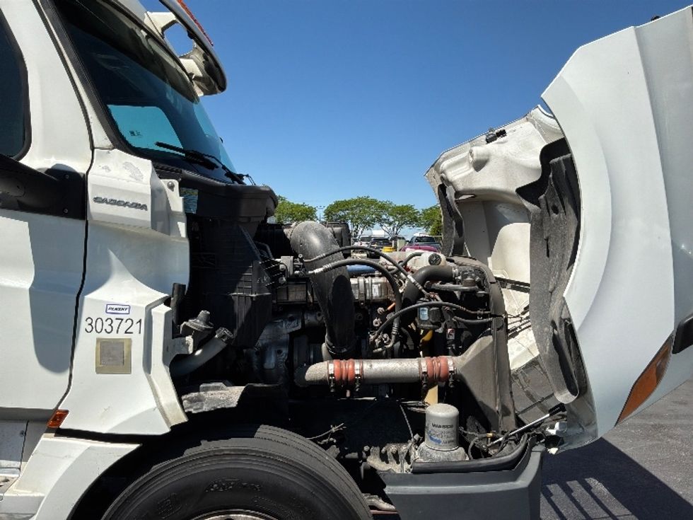 Sleeper Tractor-Heavy Duty Tractors-Freightliner-2020-T12664ST-York-PA-612,057\n\t\tmiles-$ 54,250 - Image 20