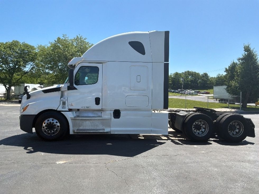 Sleeper Tractor-Heavy Duty Tractors-Freightliner-2020-T12664ST-York-PA-612,057\n\t\tmiles-$ 54,250 - Image 4