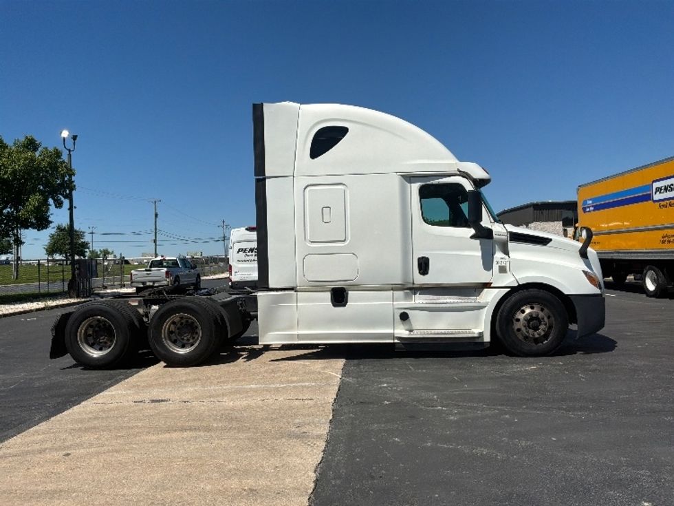 Sleeper Tractor-Heavy Duty Tractors-Freightliner-2020-T12664ST-York-PA-612,057\n\t\tmiles-$ 54,250 - Image 8