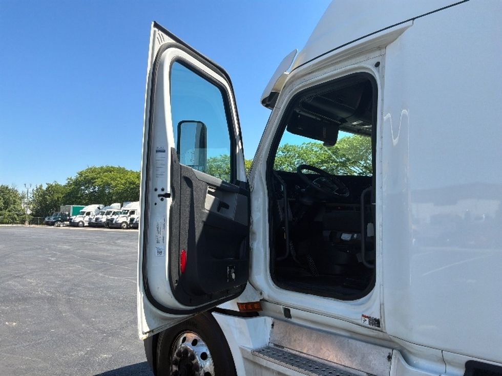 Sleeper Tractor-Heavy Duty Tractors-Freightliner-2020-T12664ST-York-PA-612,057\n\t\tmiles-$ 54,250 - Image 9