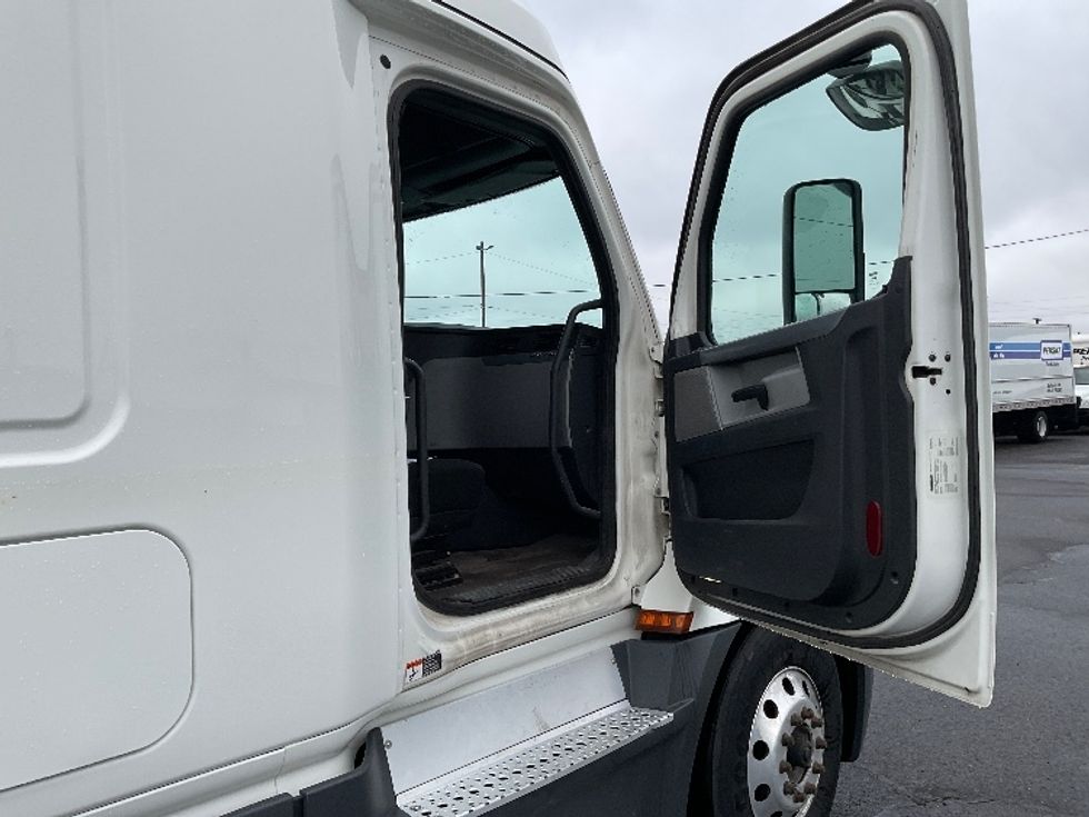 Sleeper Tractor-Heavy Duty Tractors-Freightliner-2020-T12684ST-Clackamas-OR-428,406\n\t\tmiles-$ 76,250 - Image 13