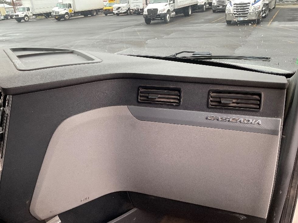 Sleeper Tractor-Heavy Duty Tractors-Freightliner-2020-T12684ST-Clackamas-OR-428,406\n\t\tmiles-$ 76,250 - Image 14