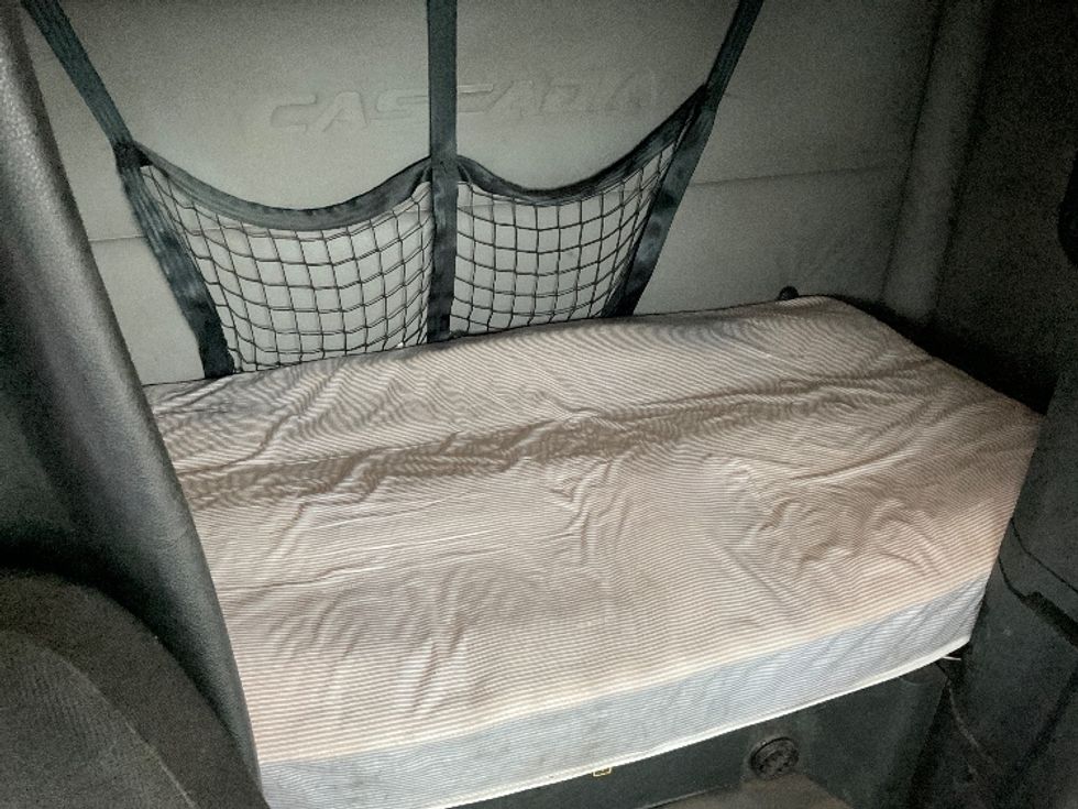 Sleeper Tractor-Heavy Duty Tractors-Freightliner-2020-T12684ST-Clackamas-OR-428,406\n\t\tmiles-$ 76,250 - Image 16