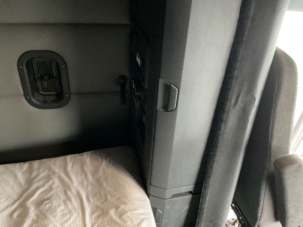 Sleeper Tractor-Heavy Duty Tractors-Freightliner-2020-T12684ST-Clackamas-OR-428,406\n\t\tmiles-$ 76,250 - Image 18