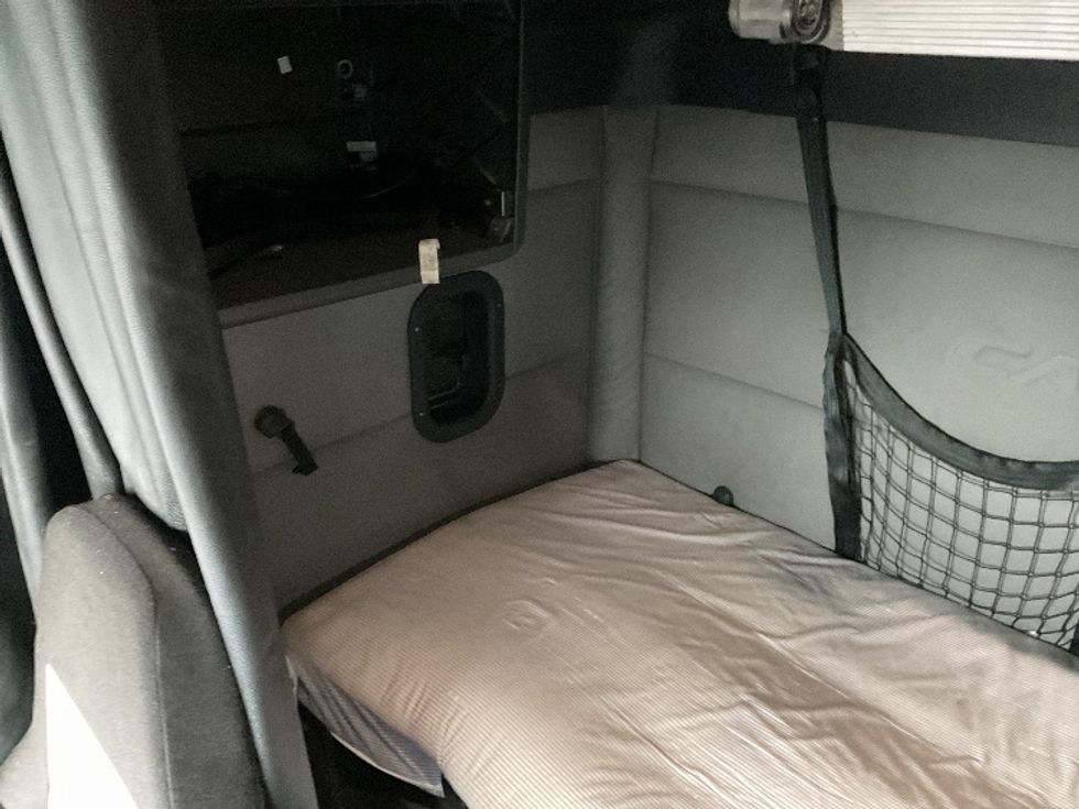 Sleeper Tractor-Heavy Duty Tractors-Freightliner-2020-T12684ST-Clackamas-OR-428,406\n\t\tmiles-$ 76,250 - Image 19