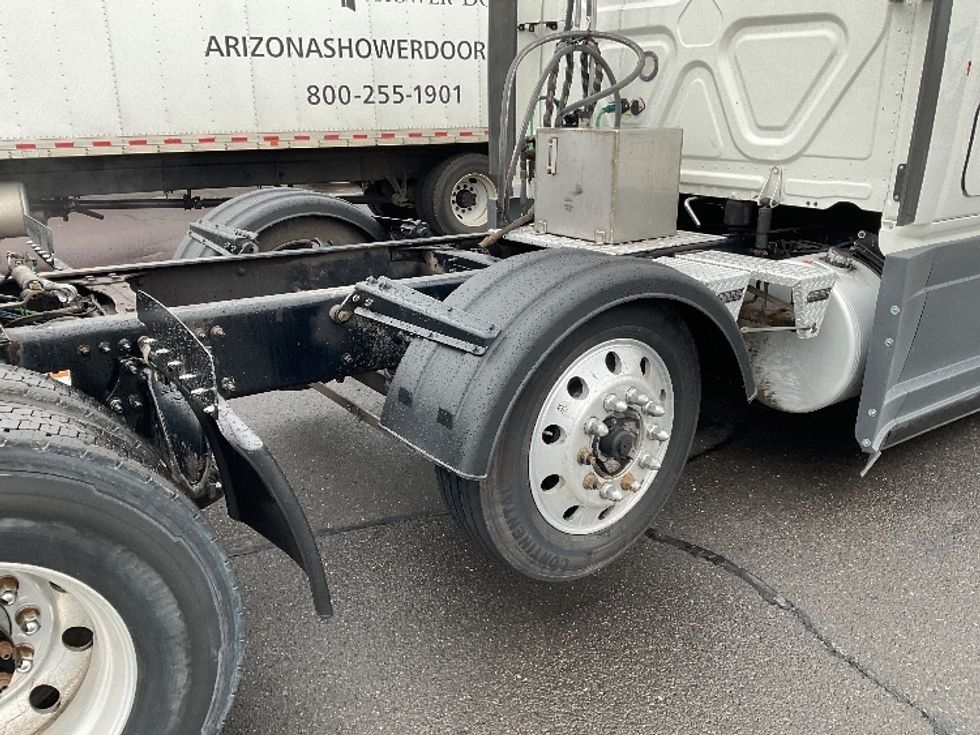 Sleeper Tractor-Heavy Duty Tractors-Freightliner-2020-T12684ST-Clackamas-OR-428,406\n\t\tmiles-$ 76,250 - Image 23