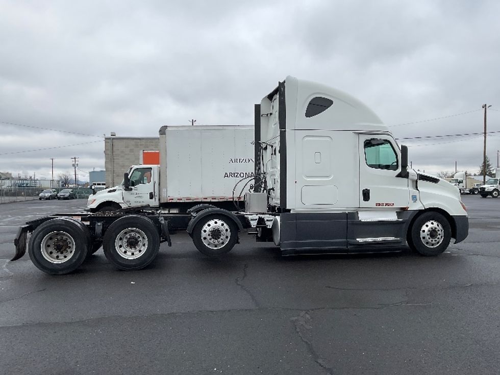 Sleeper Tractor-Heavy Duty Tractors-Freightliner-2020-T12684ST-Clackamas-OR-428,406\n\t\tmiles-$ 76,250 - Image 8