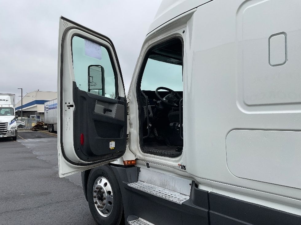 Sleeper Tractor-Heavy Duty Tractors-Freightliner-2020-T12684ST-Clackamas-OR-428,406\n\t\tmiles-$ 76,250 - Image 9