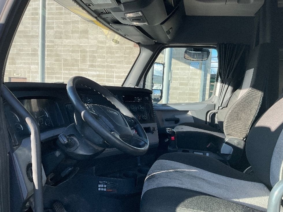 Sleeper Tractor-Heavy Duty Tractors-Freightliner-2020-T12684ST-Clackamas-OR-526,376\n\t\tmiles-$ 70,500 - Image 10