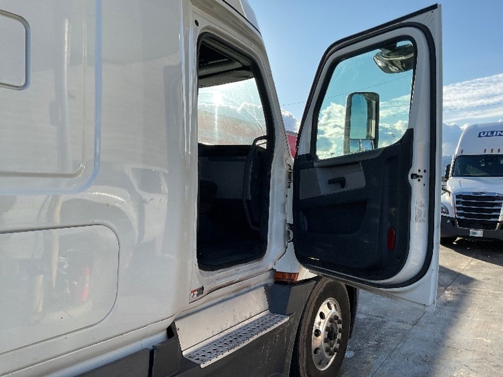 Sleeper Tractor-Heavy Duty Tractors-Freightliner-2020-T12684ST-Clackamas-OR-526,376\n\t\tmiles-$ 70,500 - Image 13