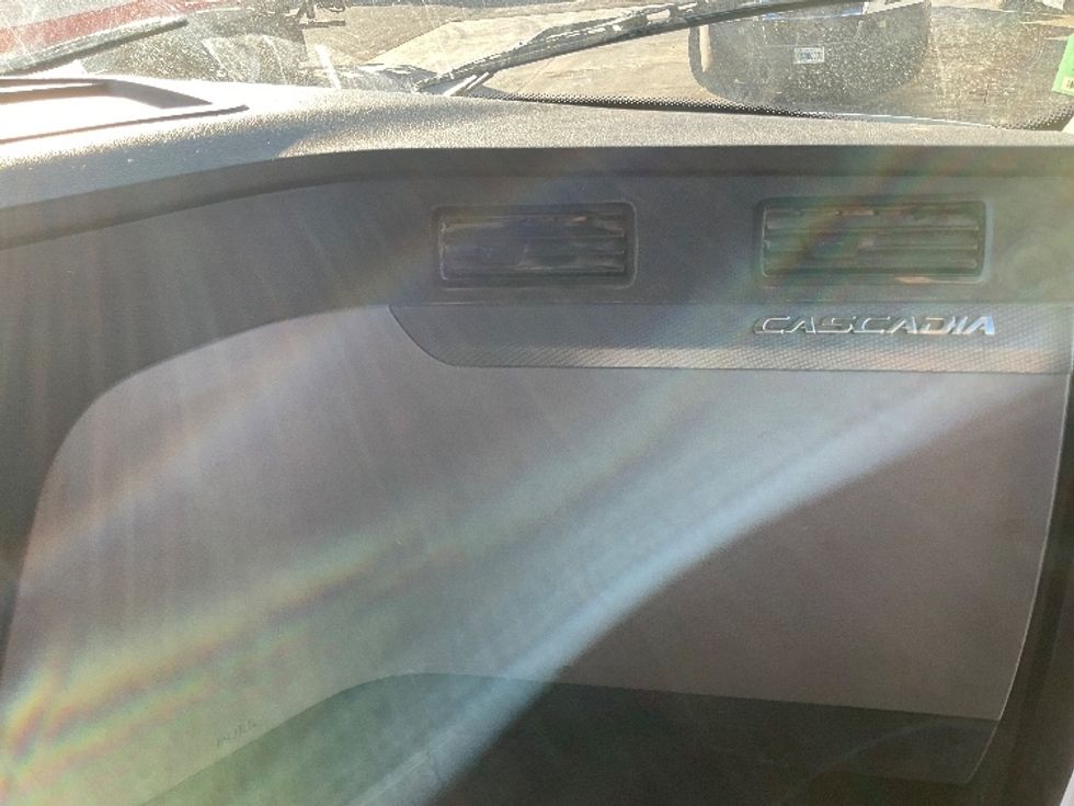 Sleeper Tractor-Heavy Duty Tractors-Freightliner-2020-T12684ST-Clackamas-OR-526,376\n\t\tmiles-$ 70,500 - Image 14