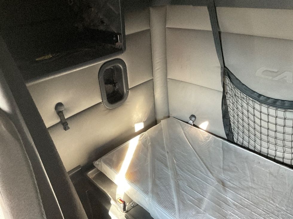 Sleeper Tractor-Heavy Duty Tractors-Freightliner-2020-T12684ST-Clackamas-OR-526,376\n\t\tmiles-$ 70,500 - Image 19