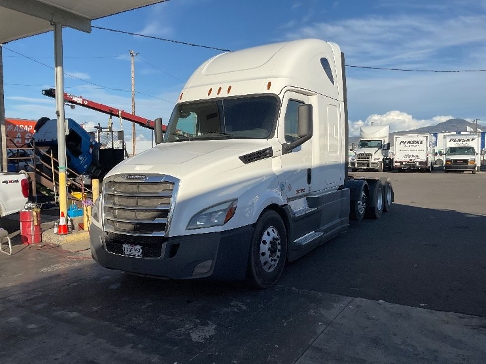 Sleeper Tractor-Heavy Duty Tractors-Freightliner-2020-T12684ST-Clackamas-OR-526,376\n\t\tmiles-$ 70,500 - Image 3