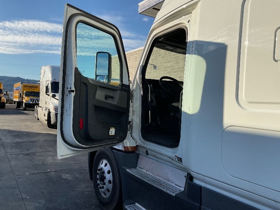 Sleeper Tractor-Heavy Duty Tractors-Freightliner-2020-T12684ST-Clackamas-OR-526,376\n\t\tmiles-$ 70,500 - Image 9