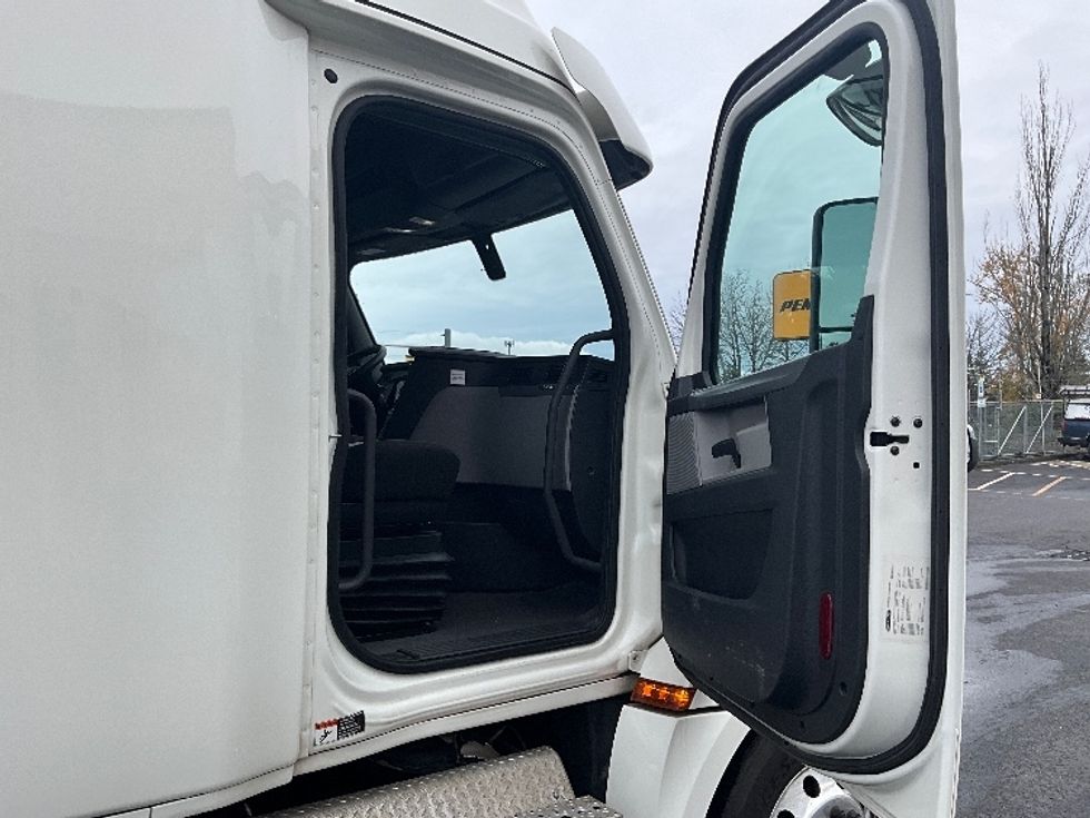 Sleeper Tractor-Heavy Duty Tractors-Freightliner-2020-T12684ST-Portland-OR-539,787\n\t\tmiles-$ 69,000 - Image 13